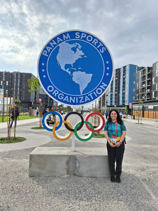 Untitled Eloisa Ojeda parada al lado del logo de los Juegos Panamericanos Santiago 2023