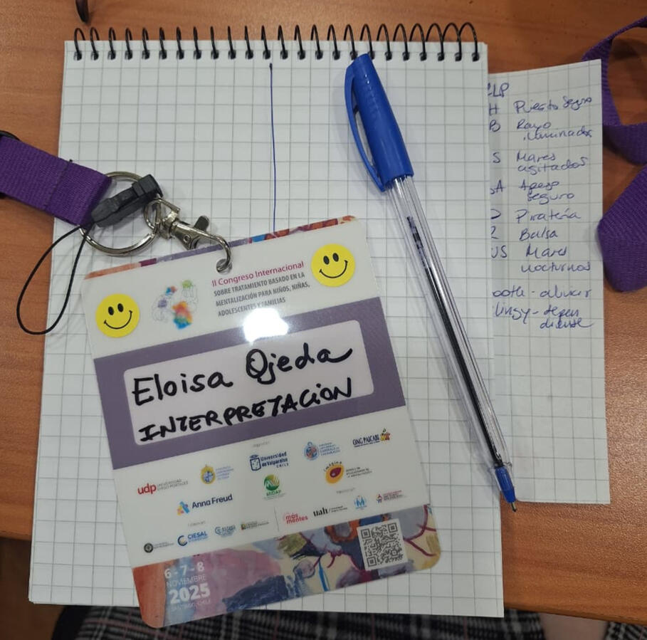 Untitled Una agenda de notas para interpretación consecutiva con el distintivo de Eloisa Ojeda interprete